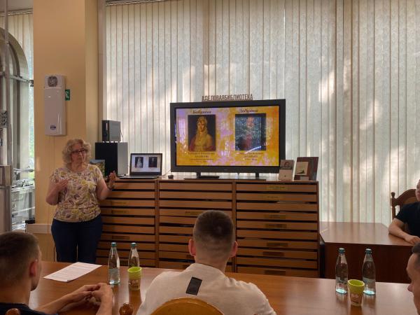 А он встаёт над волнами забвенья…