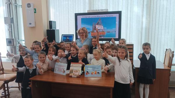 Первоклассные ребята начинают школьный путь