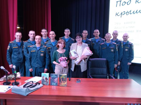 Встреча с писателями Юлией и Анастасией Лавряшиными