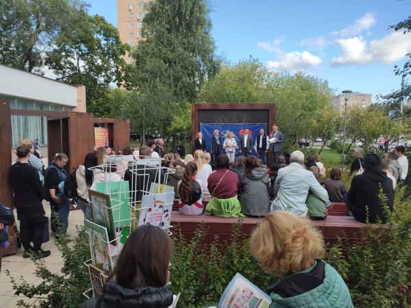 День первоклассника в Литературном сквере на улице Бориса Галушкина